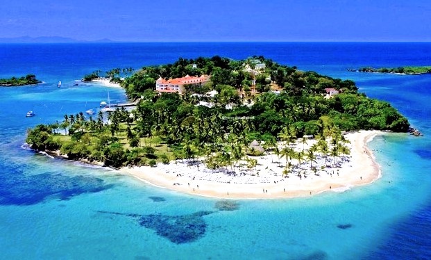 BACARDI Insel - Cayo Levantado Tropische Insel mit üppiger Vegetation, feinem Sandstrand und klarem blauem Wasser.