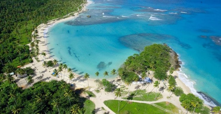 PLAYA RINCON, einer der schönsten Strände, mit freiem Zugang Tropischer Strand mit klarem Wasser, Palmen und Küstenlinie in einer ruhigen Umgebung.